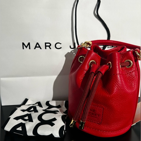NEW! MARC JACOBS THE LEATHER MINI BUCKET BAG W/ dust bag color true red - Picture 4 of 6